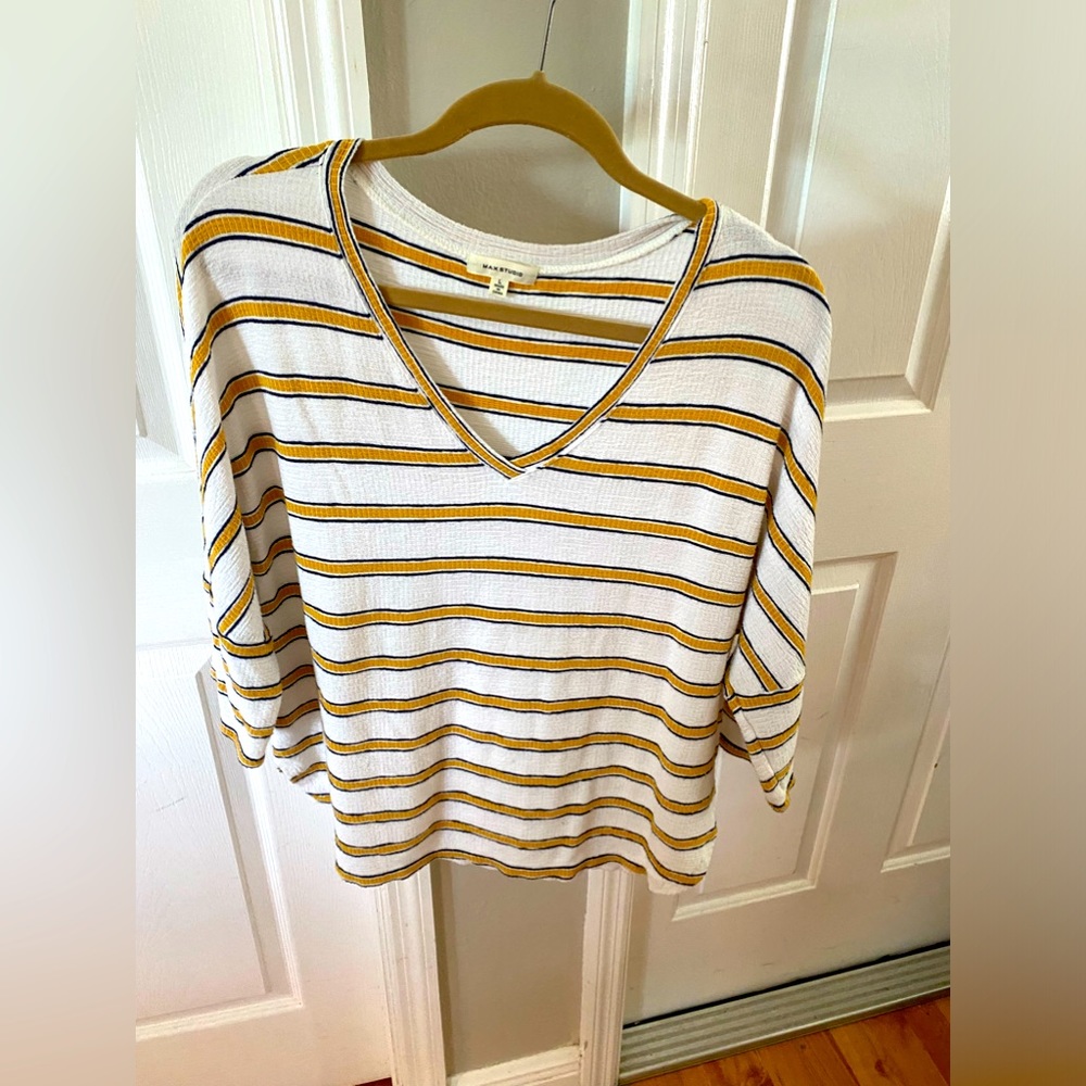 Max Studio v-neck top. Women’s Large. 3/4 length sleeves.